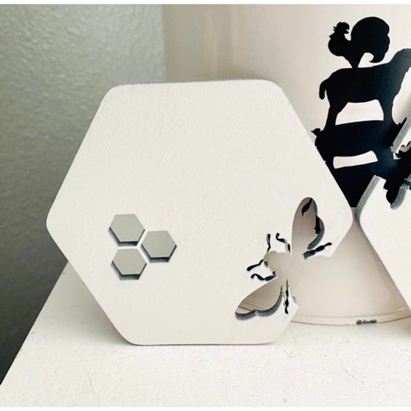 Set Of 4 White Farmhouse Inspired Bee Themed Wood Coasters - Picture 2 of 5